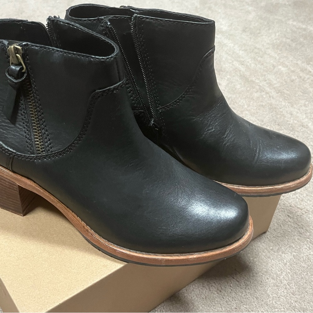 Clark’s Women’s size 7 black ankle bootie with zippers